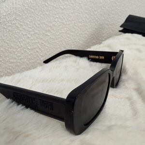 Christian dior black sunglasses. Very elegant and classy!